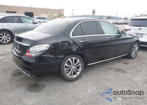 2016 Mercedes-Benz C 300 4Matic z USA, uszkodzony, nr VIN 55SWF4KB9GU136779